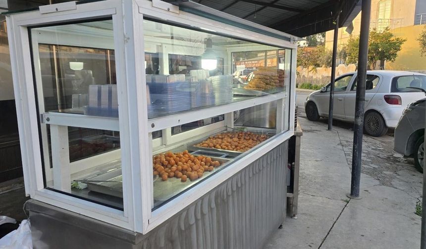 Gazimağusa Belediyesi seyyar tezgâhlarda lokma üretimi ve satışı yapan esnafı denetledi