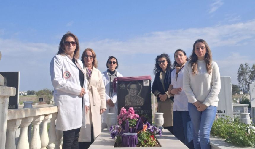 Kıbrıs Türk Eczacılar Birliği, Kamran Aziz’i vefatının 9’uncu yılında kabri başında andı