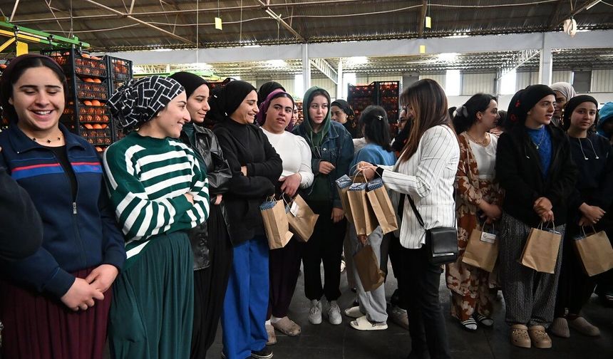 Güzelyurt Belediye Başkanı Özçınar, iki narenciye fabrikasında kadın emekçilerle bir araya geldi