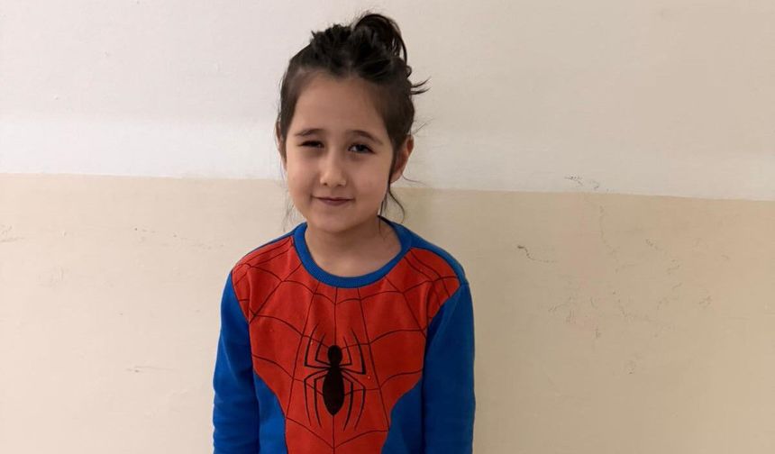 Polis, Girne'de bir markette yalnız bulunan 7 yaşındaki çocuğun ailesini arıyor