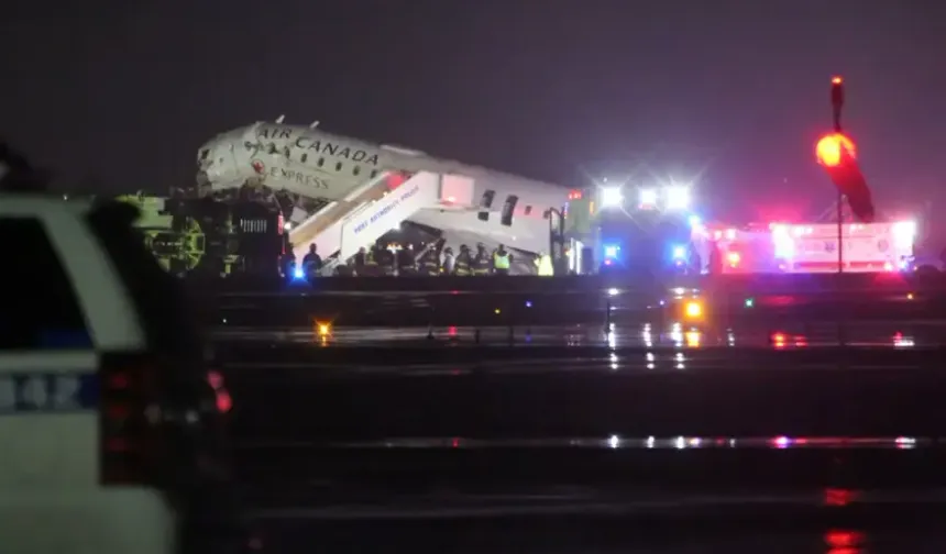 ABD'nin New York kentinde uçak, havalimanına inişi sırasında itfaiye aracına çarptı