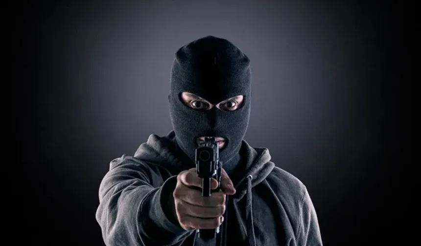 Limasol’da maskeli ve silahlı gençler yabancıların yaşadığı evi bastı