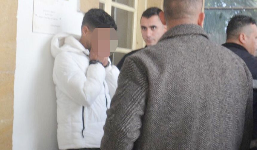 AVM’de Bulduğu Telefonu Çalıp Sattı