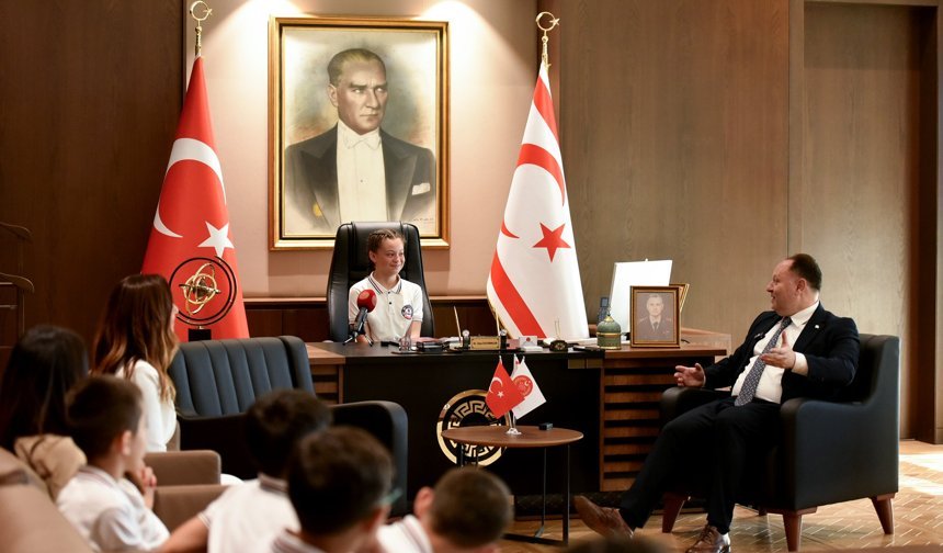 23 Nisan Ulusal Egemenlik ve Çocuk Bayramı... Öztürkler, makamını Şht. Yalçın İlkokulu öğrencisi Rana Dalay'a devretti