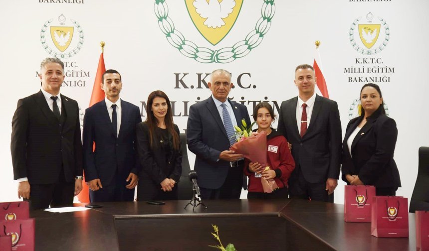 Çavuşoğlu, 48. TRT Uluslararası 23 Nisan Çocuk Şenliği’ne katılacak öğrenci ve öğretmenleri kabul etti