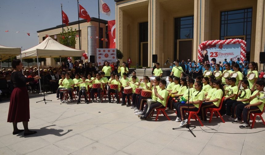 23 Nisan Ulusal Egemenlik ve Çocuk Bayramı kutlamaları kapsamında Cumhuriyet Meclisi bahçesinde tören düzenlendi