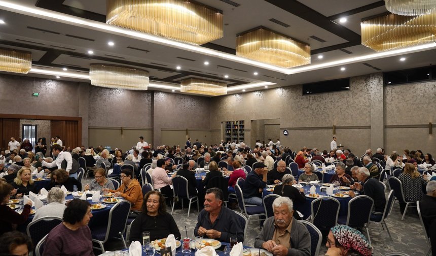 İskele Belediyesi Yaşlılar Haftası kapsamında vefa yemeği düzenledi