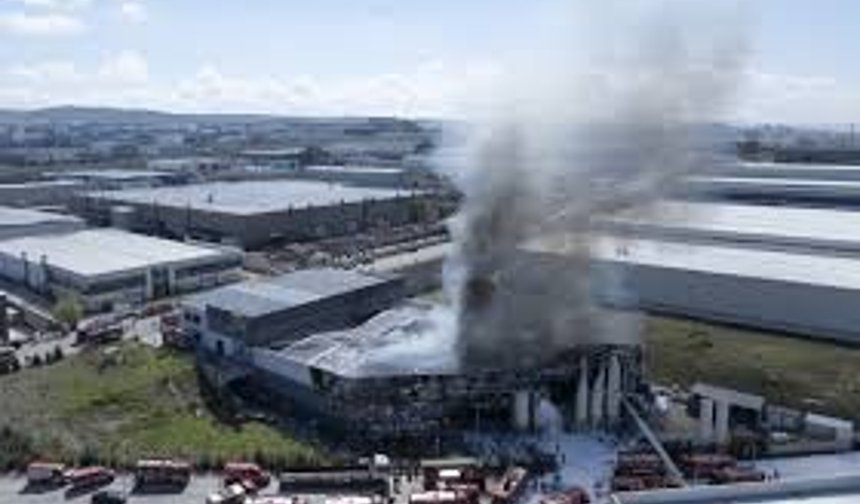 Ankara’da boya fabrikasında yangın: Bir kişinin cansız bedenine ulaşıldı