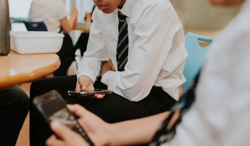 İngiltere'de okullarda cep telefonu yasayla yasaklanıyor
