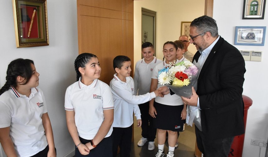 23 Nisan İlkokulu öğrencileri Girne Belediye Başkanı Şenkul’u ziyaret etti