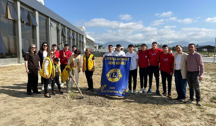 Lefkoşa Başkent Lions Kulübü, Meral-Vedat Ertüngü Lisesi’nde fidan dikim etkinliği düzenledi