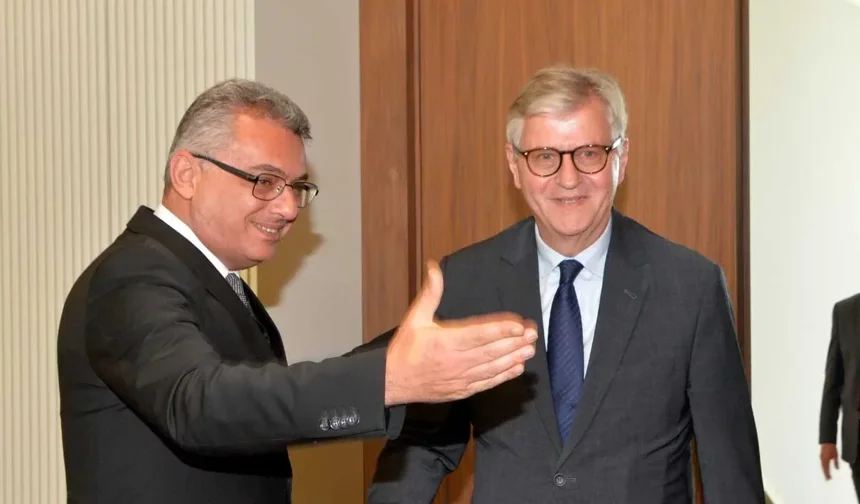 Lacroix’in ziyareti Rum basınında