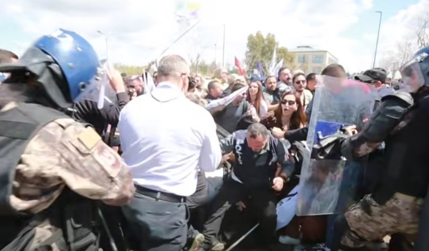 Genel Grev Sürüyor: Meclis Önünde Arbede