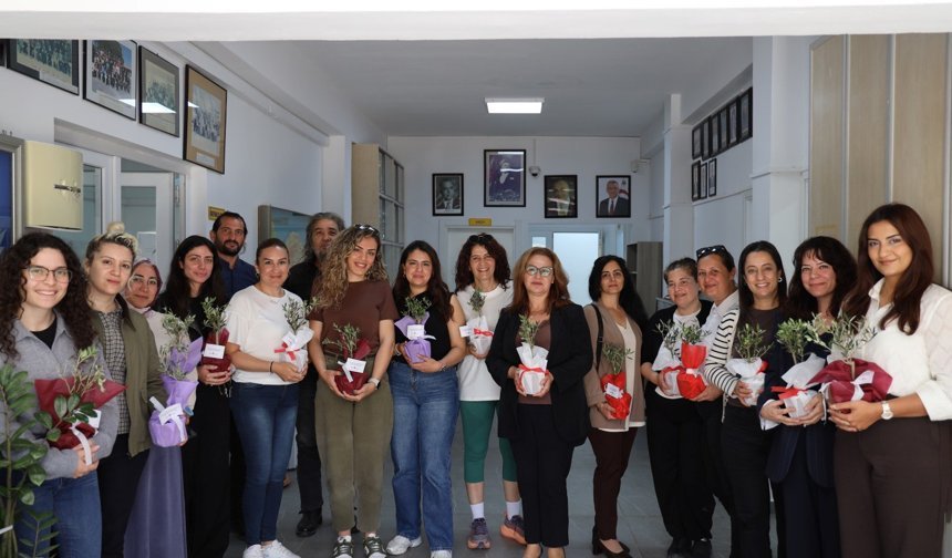 İskele Belediyesi, annelere, saksıda zeytin ağacı armağan ediyor