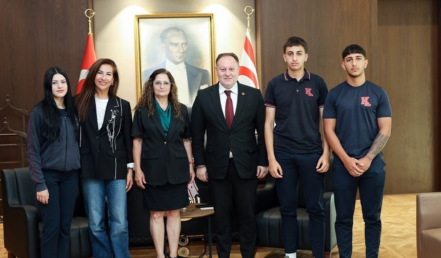 Öztürkler Türkiye'de yarışmalara katılacak Kurtuluş Lisesi erkek atletizm takımını kabul etti