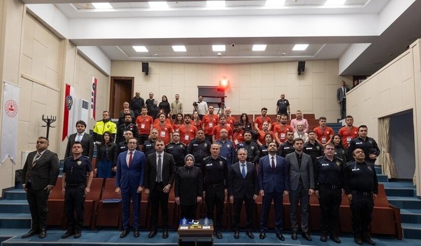 KKTC’den gazeteciler, Ankara’da düzenlenen savaş muhabirliği eğitimine katılıyor