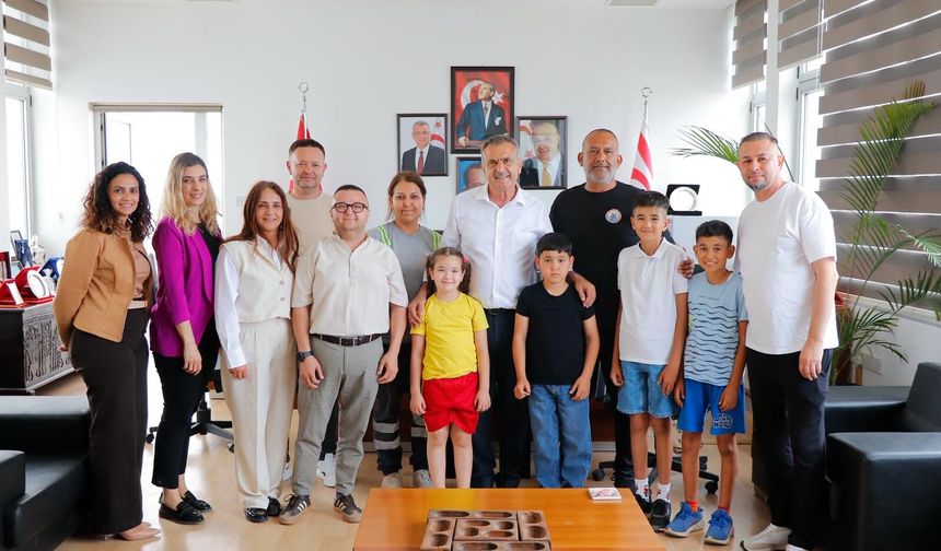 Gazimağusa Belediye Başkanı Uluçay, mahallelerinde çevre temizliği yapan çocuklara teşekkür etti