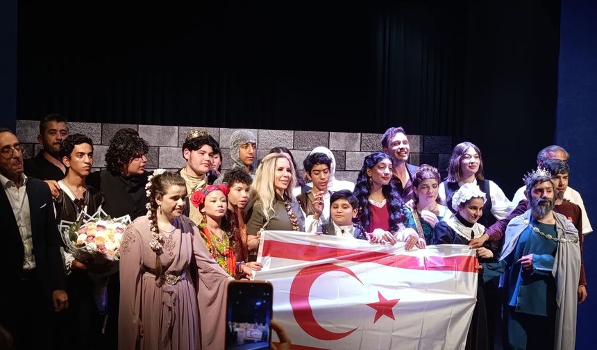 Gazimağusa Özel Eğitim ve İş Eğitim Okulu, İzmir’de “Hamlet Olmak” oyununu sahneledi