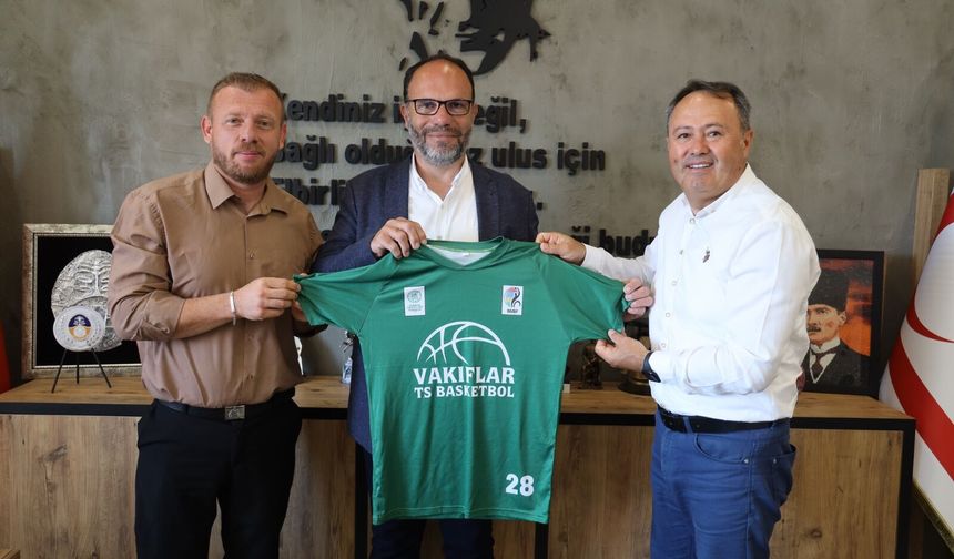 Sadıkoğlu, KKTC Vakıflar Tekerlekli Sandalye Basketbol Takımı’nı kabul etti