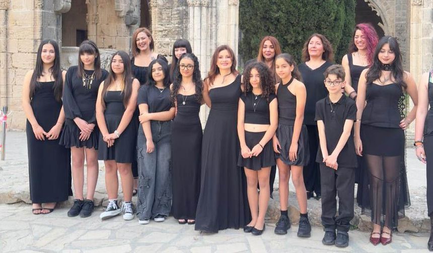 4’üncü 19 Mayıs Karma Sergisi, Bellapais Manastırı’nda sanatseverlerle buluştu