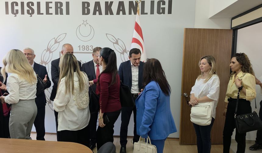 Oğuz, bakanlık merkezinde ve bağlı dairelerde görev yapan personelle bayramlaştı
