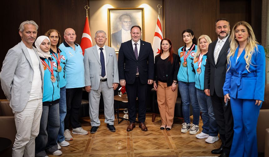 Meclis Başkanı Öztürkler kadın Hyong/Kata takımını kabul etti