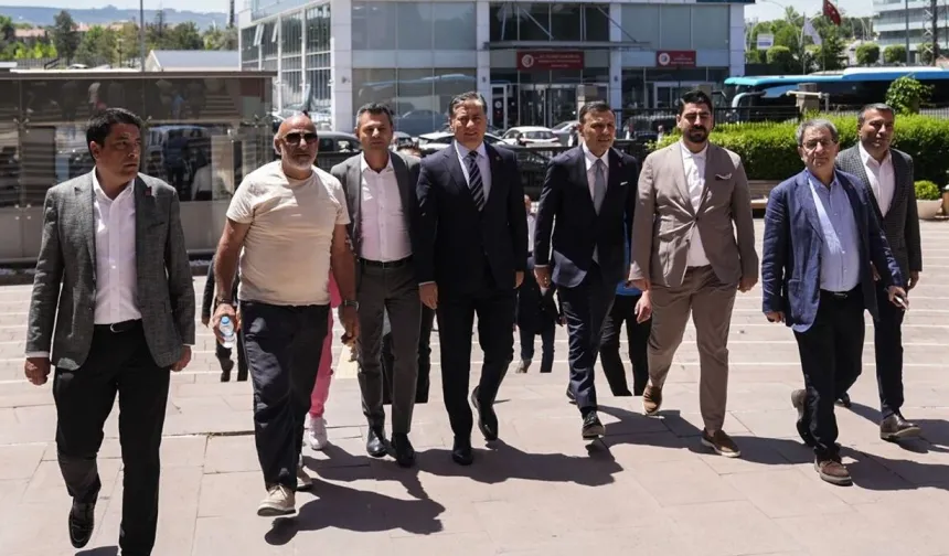 CHP'de olağanüstü kurultay talep eden 833 delegenin imzası genel merkeze teslim edildi