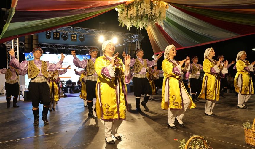 İskele Belediyesi Uluslararası Halk Dansları Festivali'de tanıtım gösterileri sunuldu