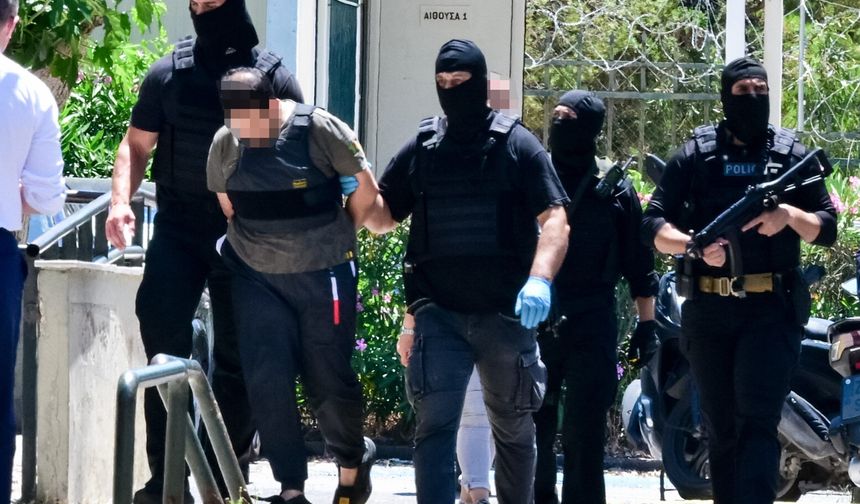 Güney Kıbrıs'ta terör örgütü üyesi oldukları gerekçesiyle tutuklanan üç Filistinli mahkemeye çıkarıldı