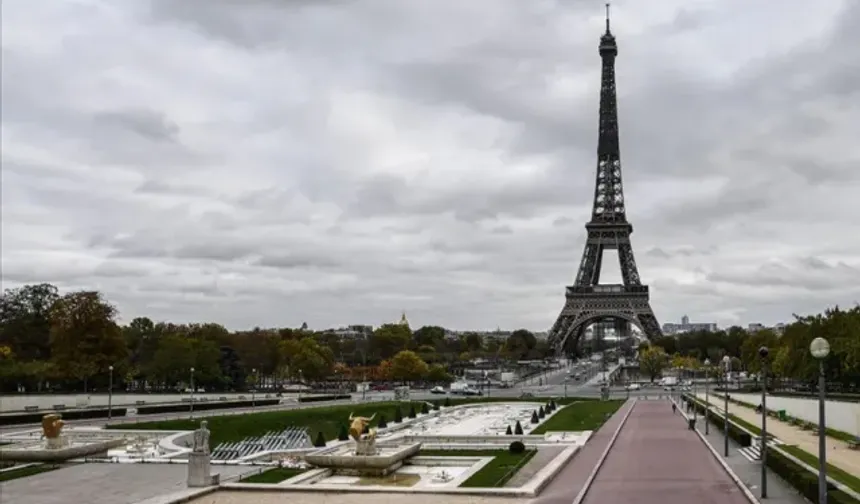 Rekor seviyede sıcaklıkların yaşandığı Paris'te ölümler sebebiyle cenaze salonları doldu