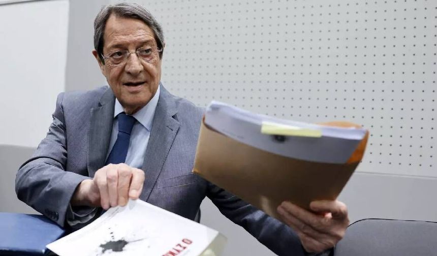 Anastasiadis basın toplantısıyla kendini savundu