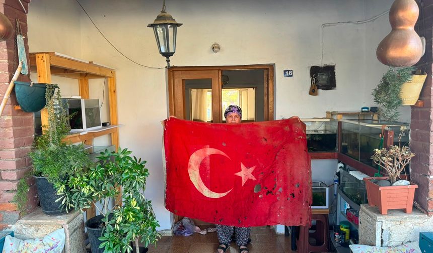 Kıbrıs Barış Harekatı'nda Mehmetçiğin kullandığı Türk bayrağını sandığında 36 yıldır saklıyor