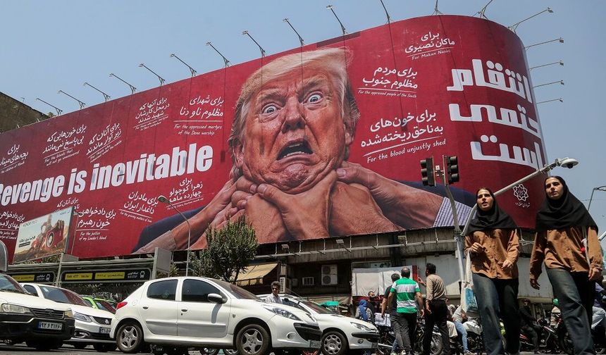 Tahran'da merkezi bir noktaya Trump'ı hedef alan "intikam" içerikli dev afiş asıldı