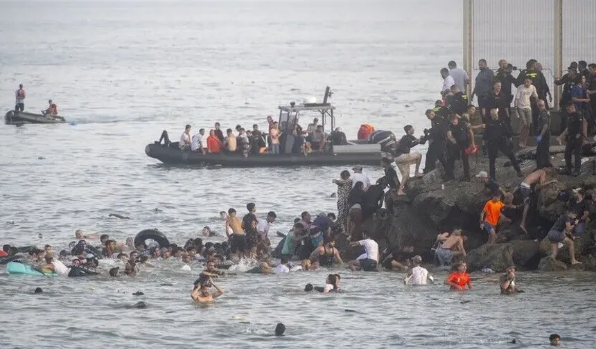 Binlerce düzensiz göçmen Fas’tan İspanya’nın Kuzey Afrika'daki toprağı Ceuta'ya yüzdü