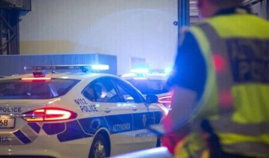 Güney Kıbrıs'ta Alkollü ve sigortasız araç kullanan polis zincirleme kazaya neden oldu