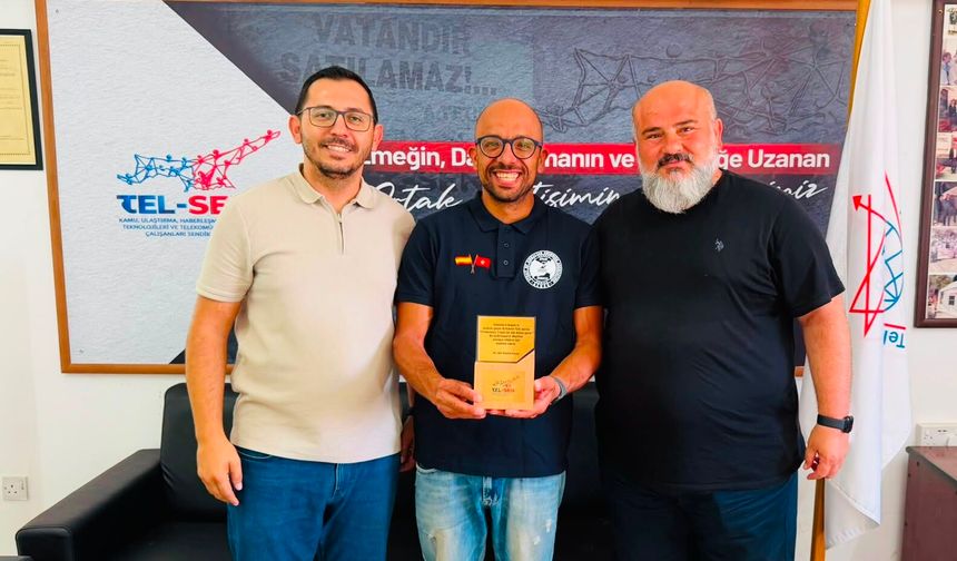 Tel-Sen, Cebelitarık'ı geçen ilk Kıbrıslı yüzücü İlker’e plaket verdi