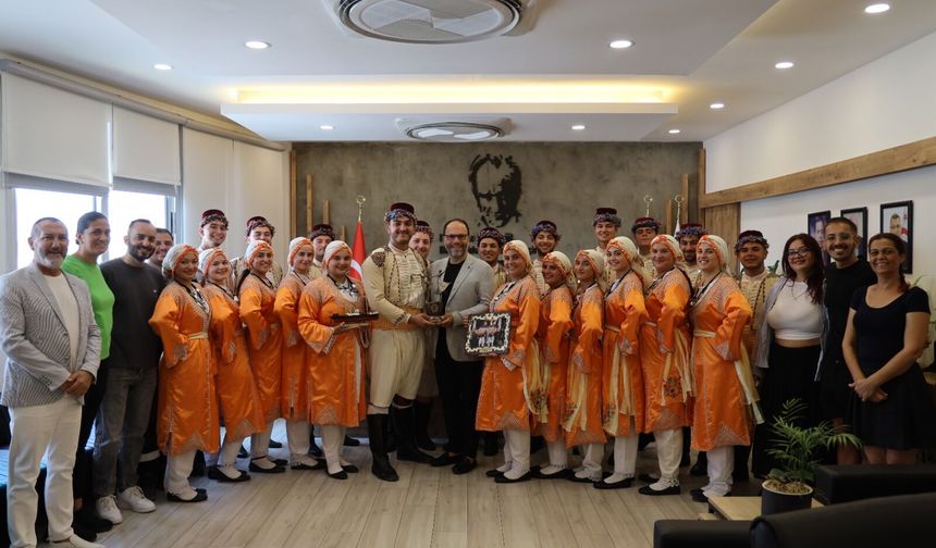 İskele Belediyesi Halk Dansları heyeti İskele Belediye Başkanı Sadıkoğlu’nu ziyaret etti