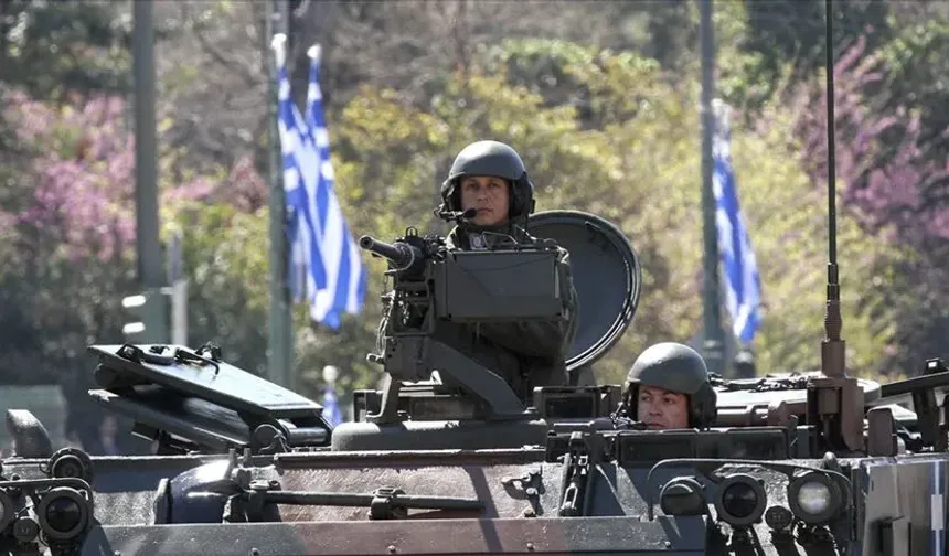 Yunanistan'da eğitim için askerlik hizmetini tecil ettirmeyenlerin hizmet süresi 9 aya düşecek
