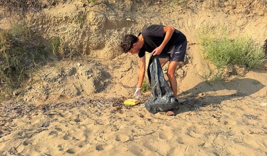 Gönüllü çevreci gençlerden oluşan ekipler sahil temizlik çalışmalarına devam ediyor