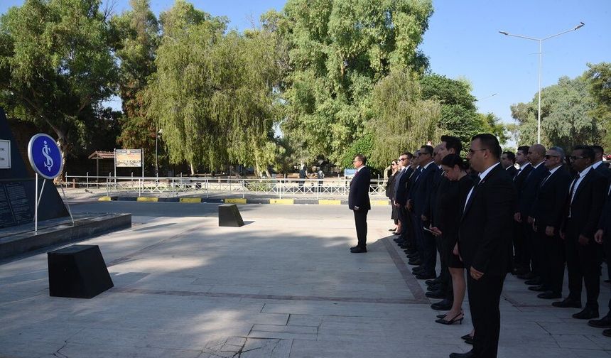 Türkiye İş Bankası çalışanları, bankanın 102. kuruluş yıl dönümünde Atatürk Anıtı'na çelenk koydu