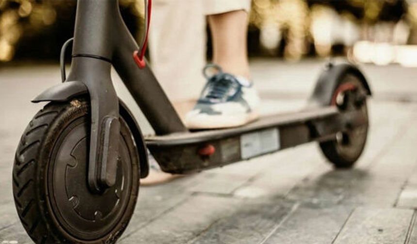 Kaldırıma düşen scooter sürücüsü yaralandı