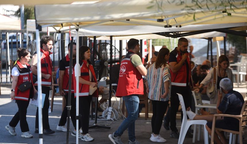 Gemi kazasının ardından aileler, limanda yakınlarından gelecek haberleri beklemeye devam ediyor...