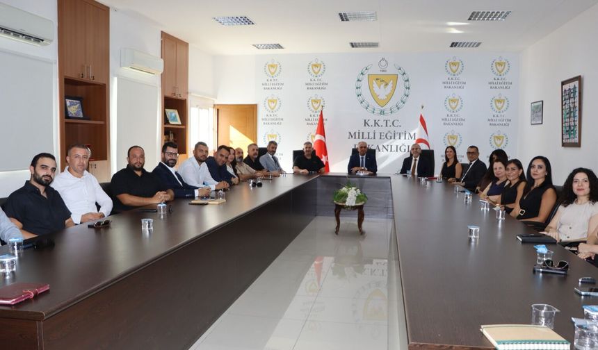 Çavuşoğlu AÖA yönetimiyle görüştü: "Desteğimiz sürecek"
