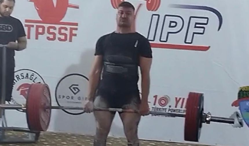 Milli sporcu Hüsnü Batıkan, İzmir’deki Ultimate Deadlift Şampiyonası’nda şampiyon oldu