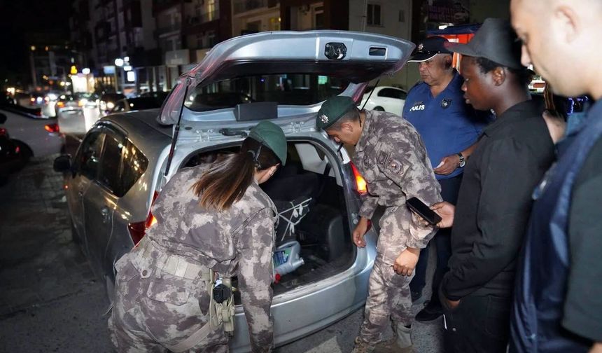 İlçelerde asayiş denetimi: 107 kişiye kumar cezası, 14 ikamet izinsize tutuklama
