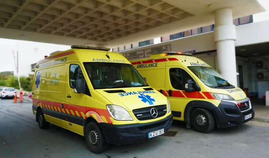 Paralimni’de bir araç yayaya çarpıp kaçtı