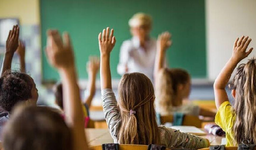 Güney Kıbrıs’ta ortaokul ve liseler dün açıldı
