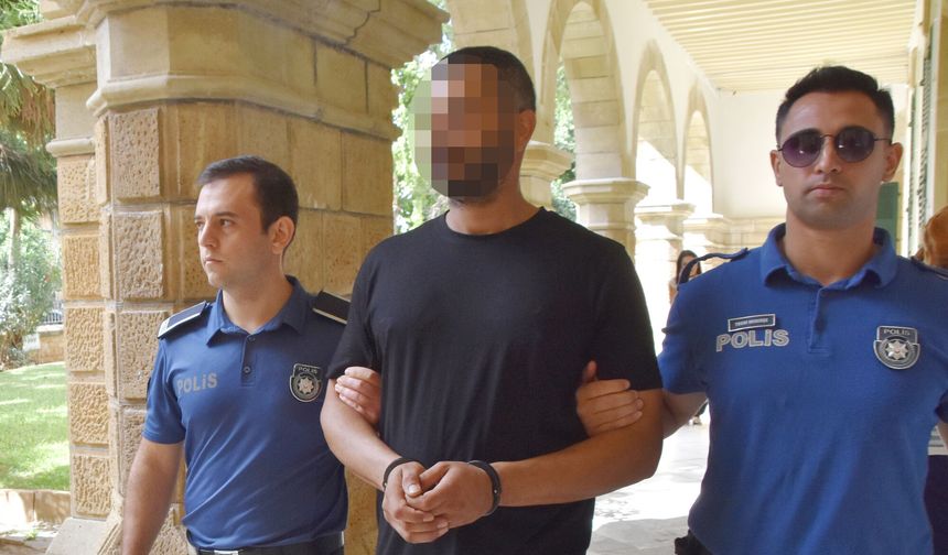 Polis Aracına Çarpıp Kaçan Zanlıya 45 Gün Cezaevi Kararı