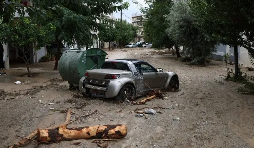 Girit Adası'nda şiddetli yağış ve rüzgar nedeniyle köprü yıkıldı, yollar kapandı, eğitim durdu