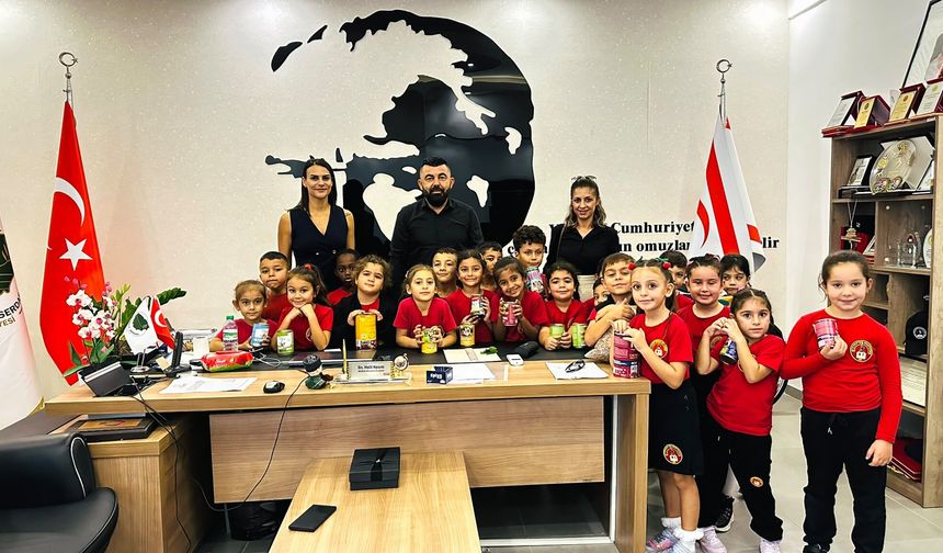 Serdarlı İlkokulu öğrencilerinden mama bağışı
